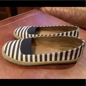 Aerosols Size 6.5. Blue white. Super comfy VGUC